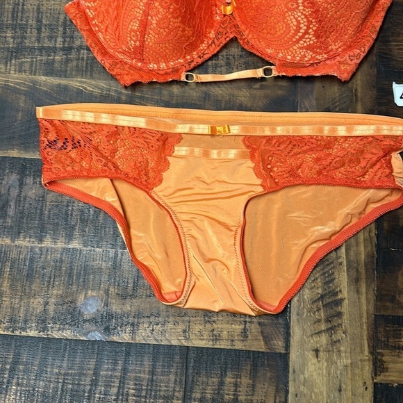 Black fushia bra set. Bra 40D undies 1x preowned  great condition - Picture 3 of 10